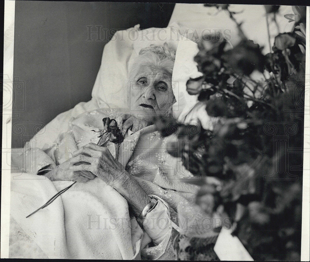 1964 Press Photo Mrs. Norberta Ramirez Celebrates 107 Birthday With 107 Roses - Historic Images