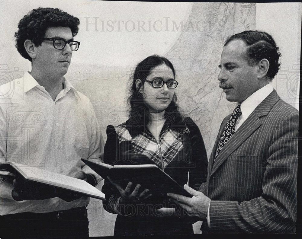 1976 Press Photo Larry Dunn And Anti Obrand With Israeli Consul Shauli Ramati - Historic Images