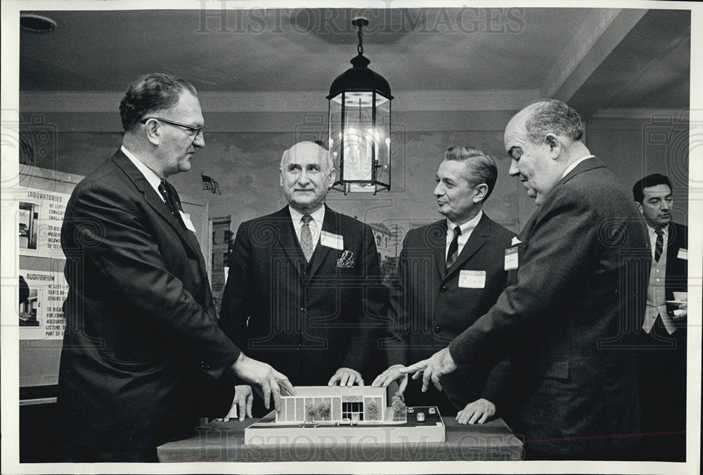 1964 Press Photo Doctors Edward Pissczek And Caesar Portes Look Over Building - Historic Images