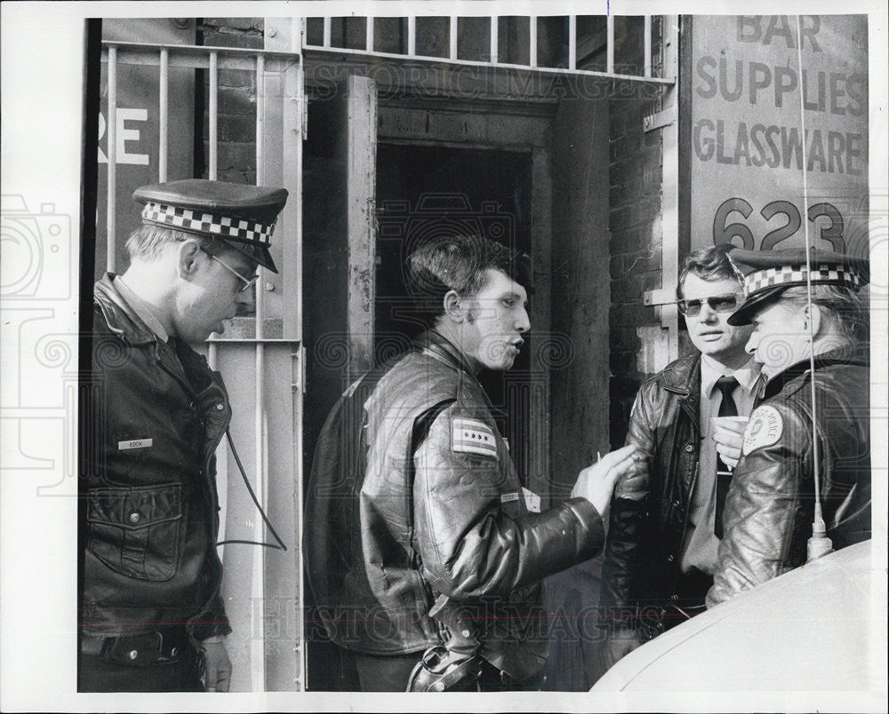 1975 Press Photo Patrolman James Povola describes shootout - Historic Images