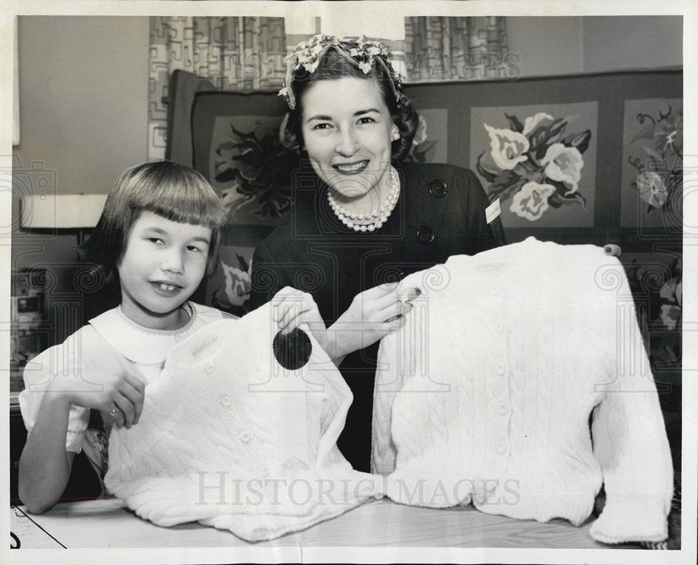 1957 Press Photo Monica and Mrs Robert C Postell hold 2nd Prize winning sweaters - Historic Images