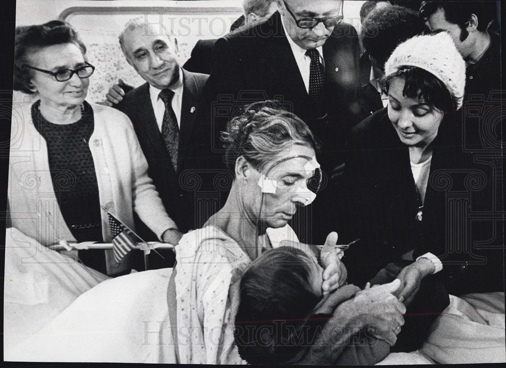 1972 Press Photo Mrs. Vircol and Grandson Arrive In Room Of Dying Father - Historic Images