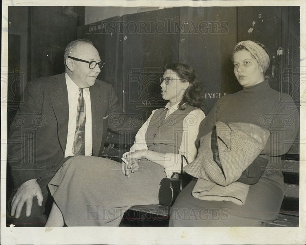 1954 Press Photo Gresham Police Capt with Wives of Men Held in Robberies - Historic Images