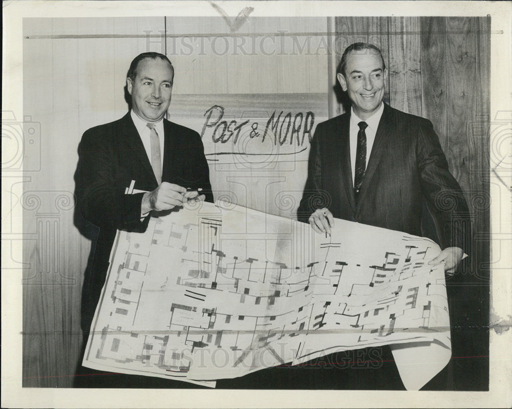 1961 Press Photo Car Post &amp; Frank Morr with Floor Plans for Palmolive Building - Historic Images