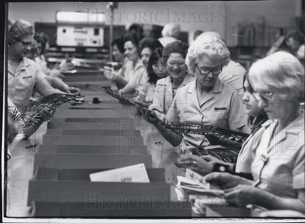 1975 Press Photo Monogram Models Inc Plant Manufacturing - Historic Images