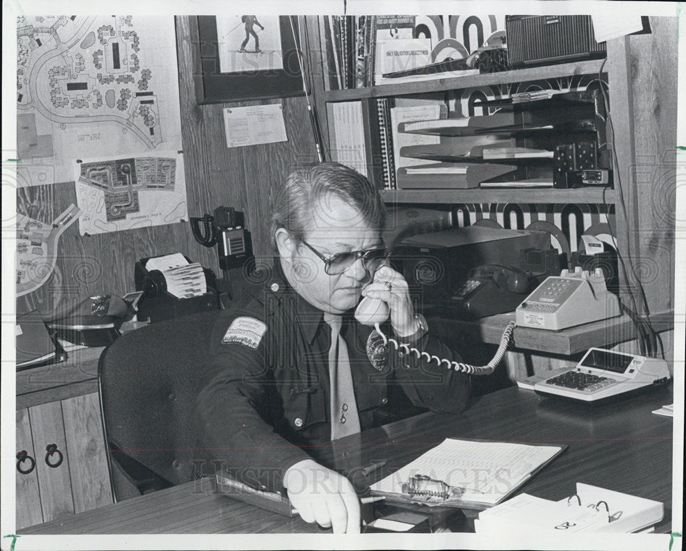 1979 Press Photo Security guard Bill Moore at command post of HeatherRidge - Historic Images