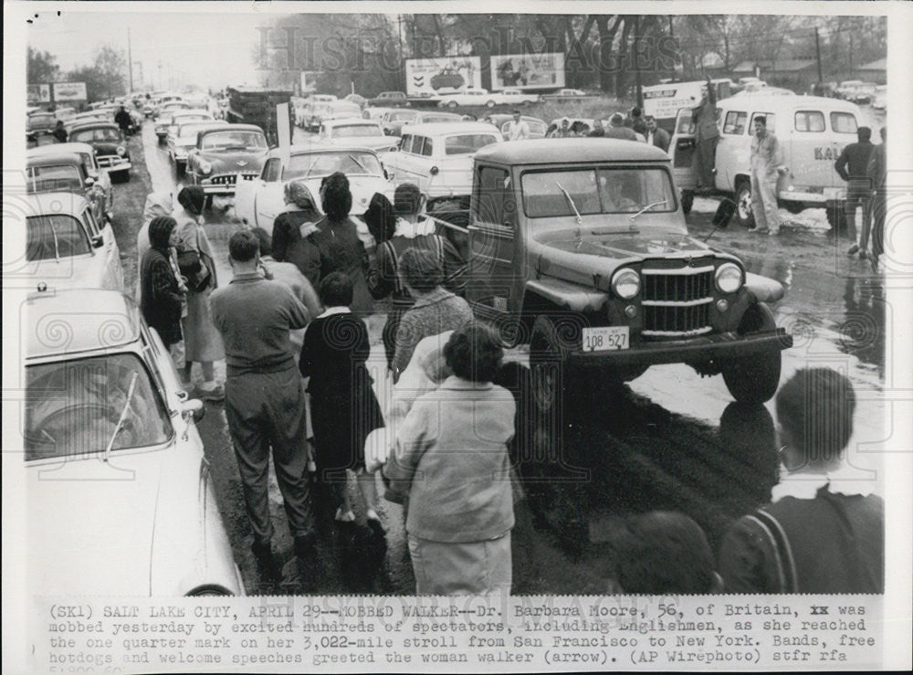 Press Photo Brit Dr Barbara Moore In Salt Lake City Greeted 3,022 MI Walk From - Historic Images