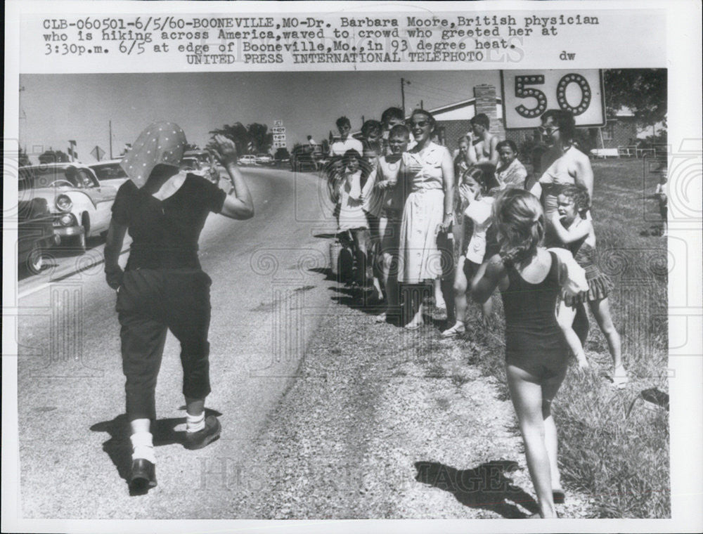 1960 Press Photo Dr Barbara Moore Hikes Across America In Boonesville MO - Historic Images