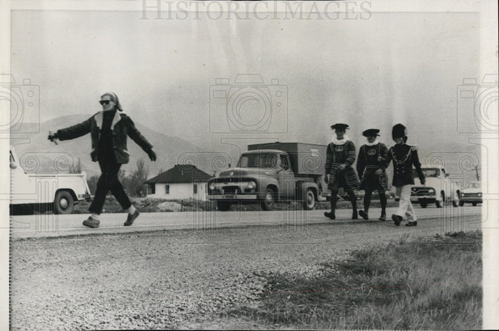 1960 Press Photo Dr. Barbara Moore Long-Distance Walker Salt Lake City Utah - Historic Images