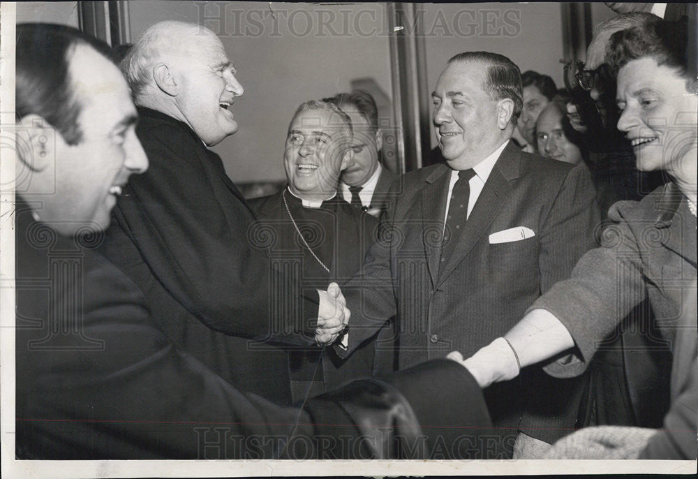 1962 Press Photo Arthur M. Ramsey at Chicago O&#39;hare airport by Mayor Daley - Historic Images