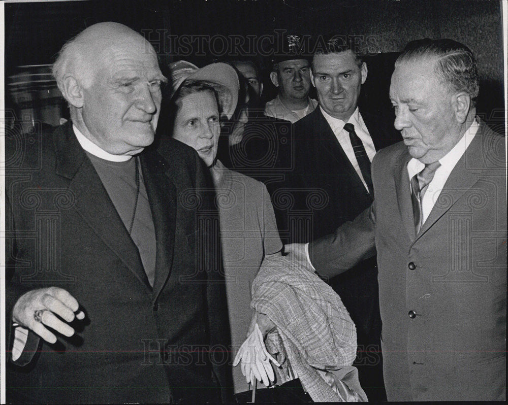 1967 Press Photo Dr.Arthur Michael Ramsey and wife greeted by Mayor Daley - Historic Images