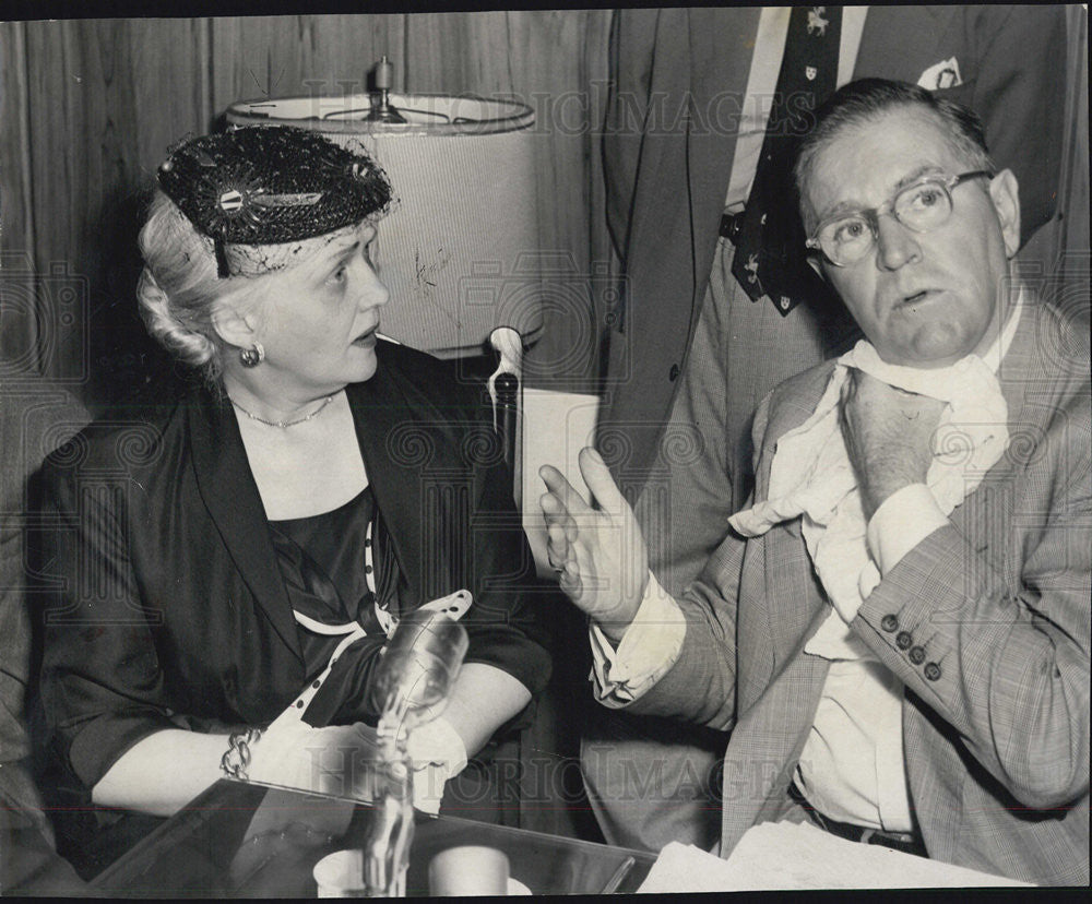 1954 Press Photo Mrs James Ragen And Coroner McCarren During Courtroom Hearing - Historic Images