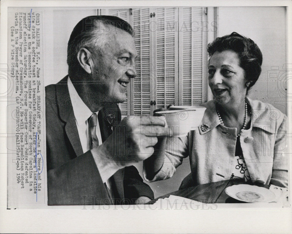 1964 Press Photo Dan K. Moore and wife Democratic Nominee - Historic Images