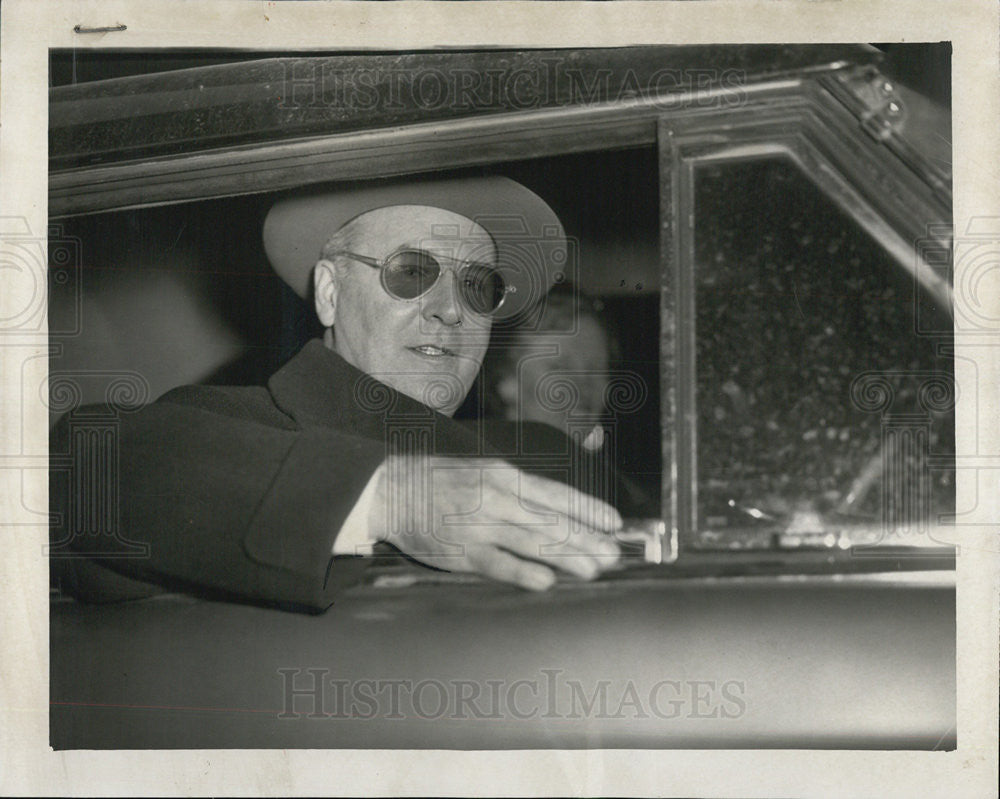 1952 Press Photo Policeman Andrew Nolan Blinded By Safecrackers with Tear Gas - Historic Images