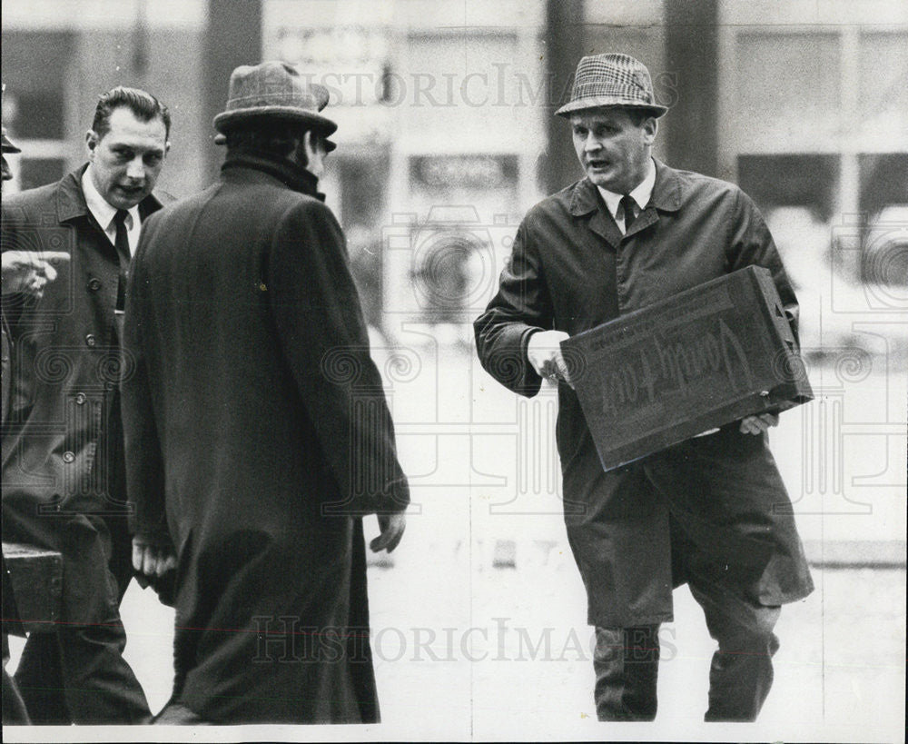 1969 Press Photo Detective Arthur Nolan Carrying Explosive Device - Historic Images