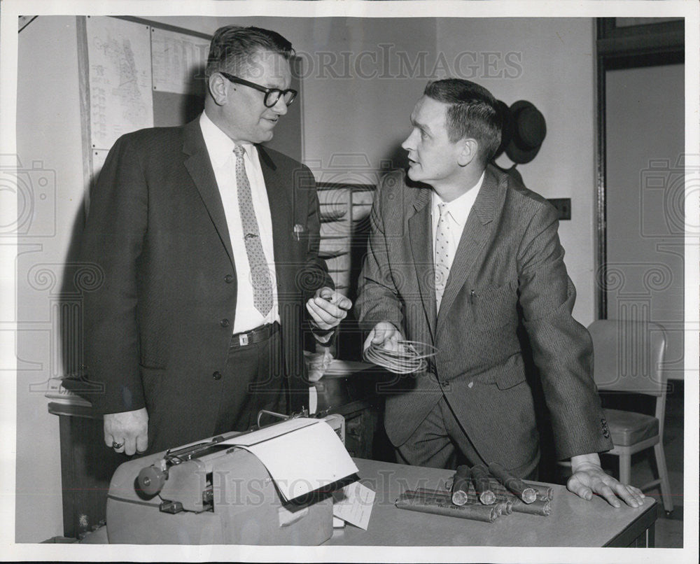 1962 Press Photo Detectives Raymond Hoffman And Art Nolan Look At Joseph Cain - Historic Images