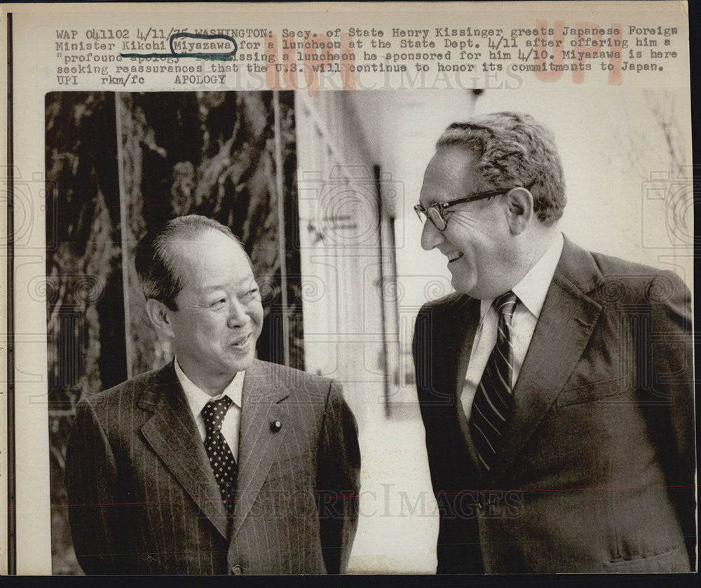 1975 Press Photo Secretary Of State Henry Kissinger Japanese Foreign Minister - Historic Images