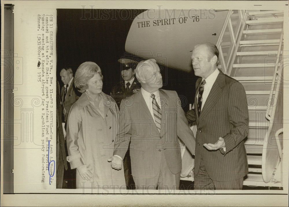 1975 Press Photo Governor &amp; Mrs Arch Moore Greet President Ford - Historic Images