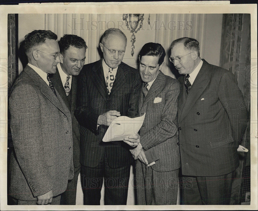 1945 Press Photo Dr J.J. Moore Pres Chgo Medical Society Read Tuberculosis Survy - Historic Images