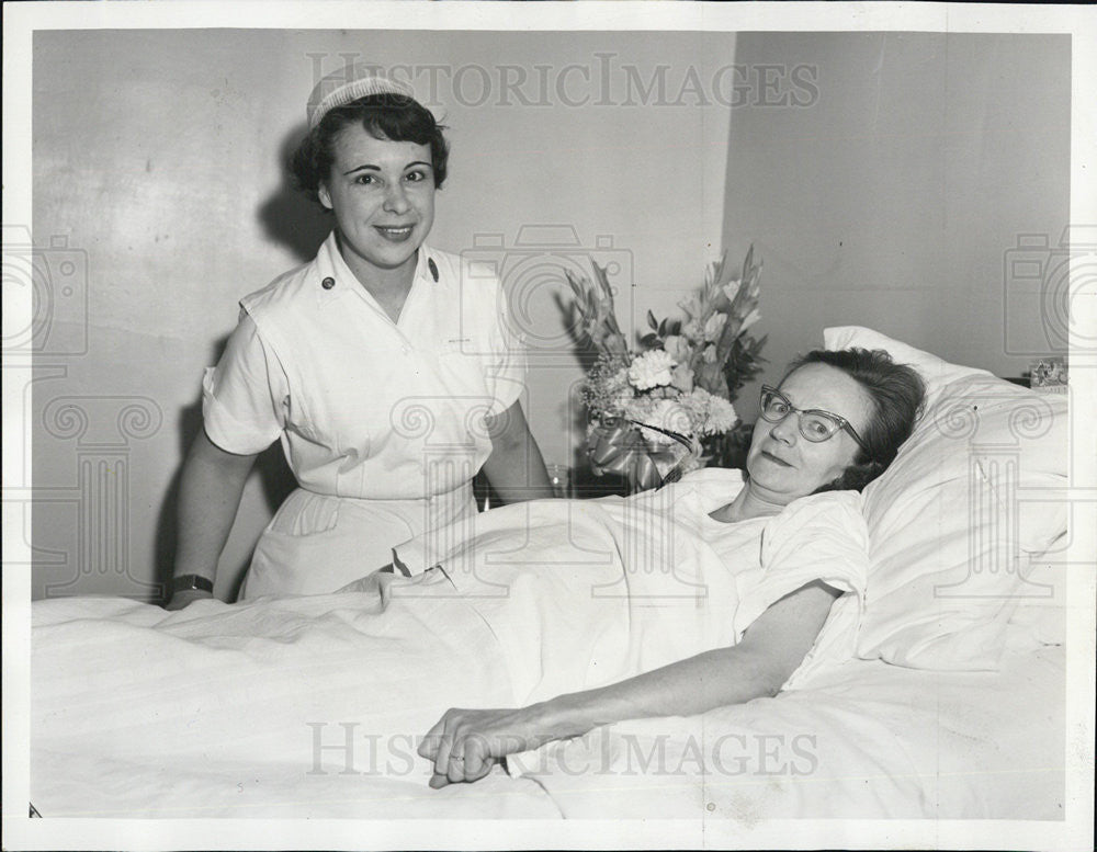 1961 Press Photo Nurse Marion Fitch Mrs Joseph Morin Twins birth - Historic Images