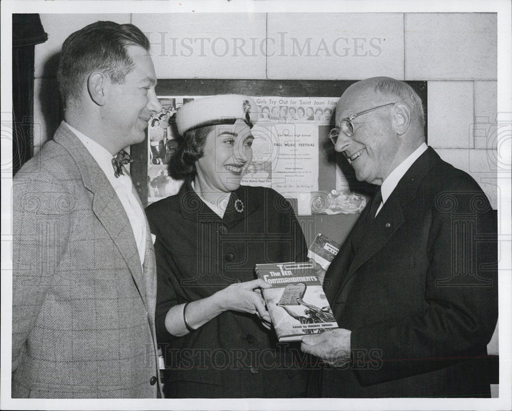 1956 Press Photo Cecil Demille Given Book by Authors Daughter Gayala Epstein - Historic Images