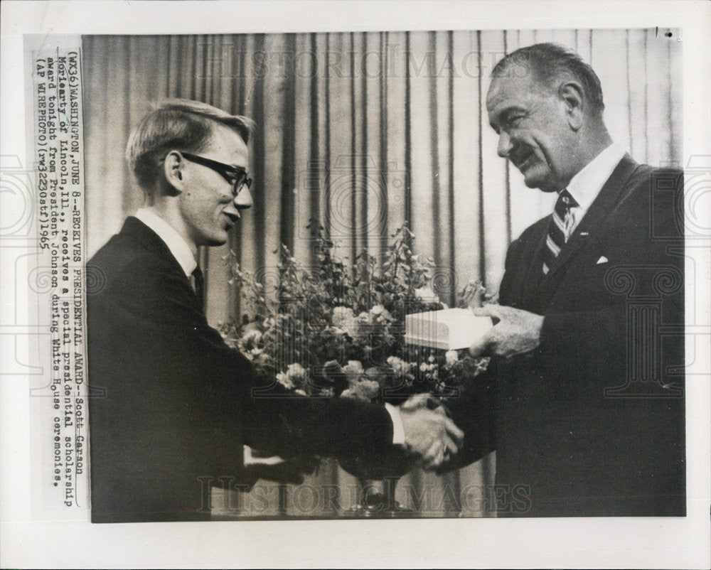 1965 Press Photo Scott Carson Gets Presidential Scholarship Award-Pres Johnson - Historic Images