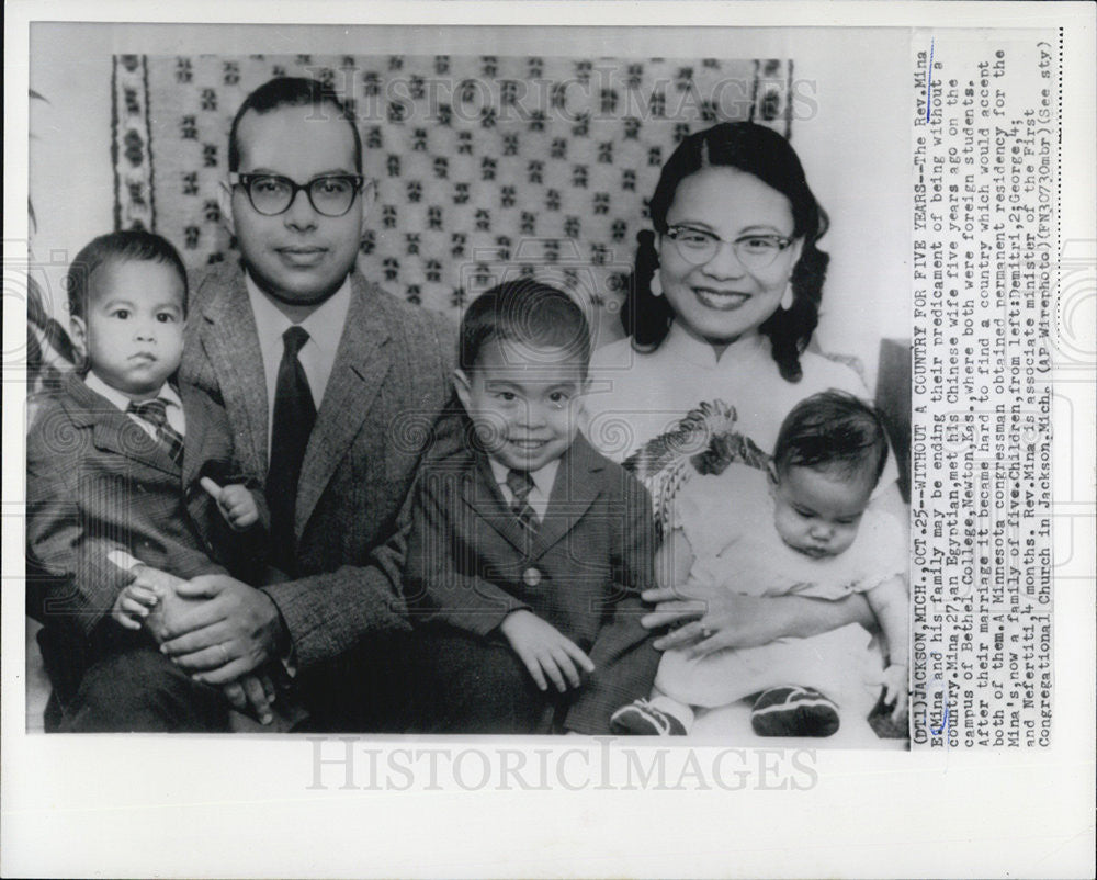 1961 Press Photo the Rev. Mina E. Mina and his family are without a country - Historic Images