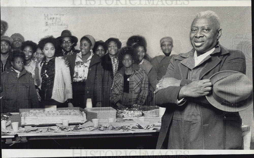 1977 Press Photo Elax Taylor and members of 911 Teen Club - Historic Images