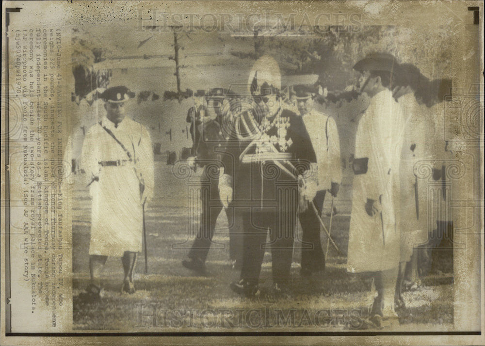 1970 Press Photo King toupu IV inspects guard of Honor - Historic Images