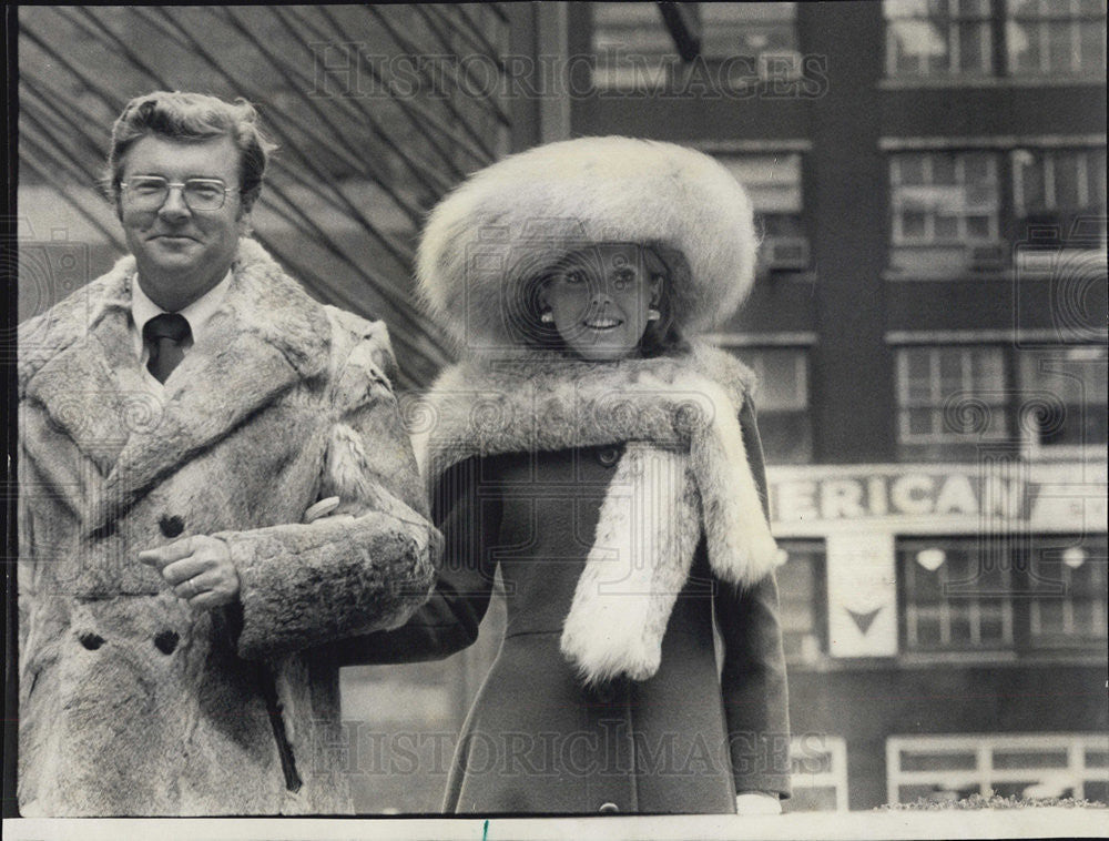 1974 Press Photo WGN Jack Taylor News Anchor And Model Both In Fur - Historic Images