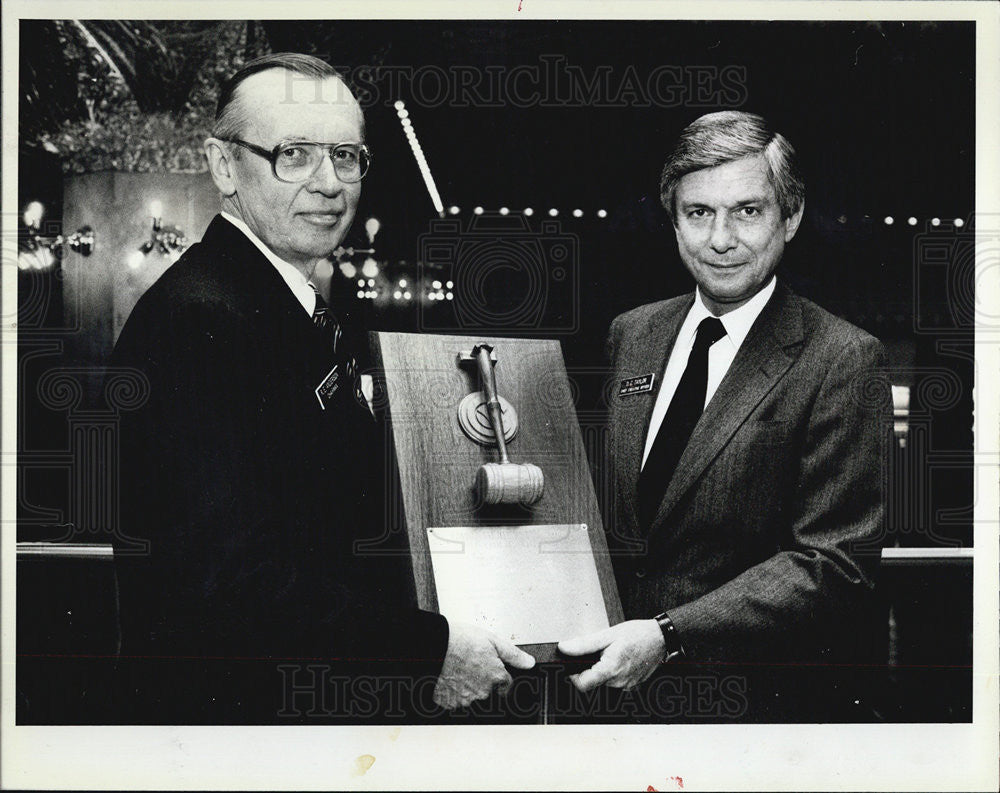 1984 Press Photo Roger Anderson passes chariman gavel to new Chairman of board - Historic Images