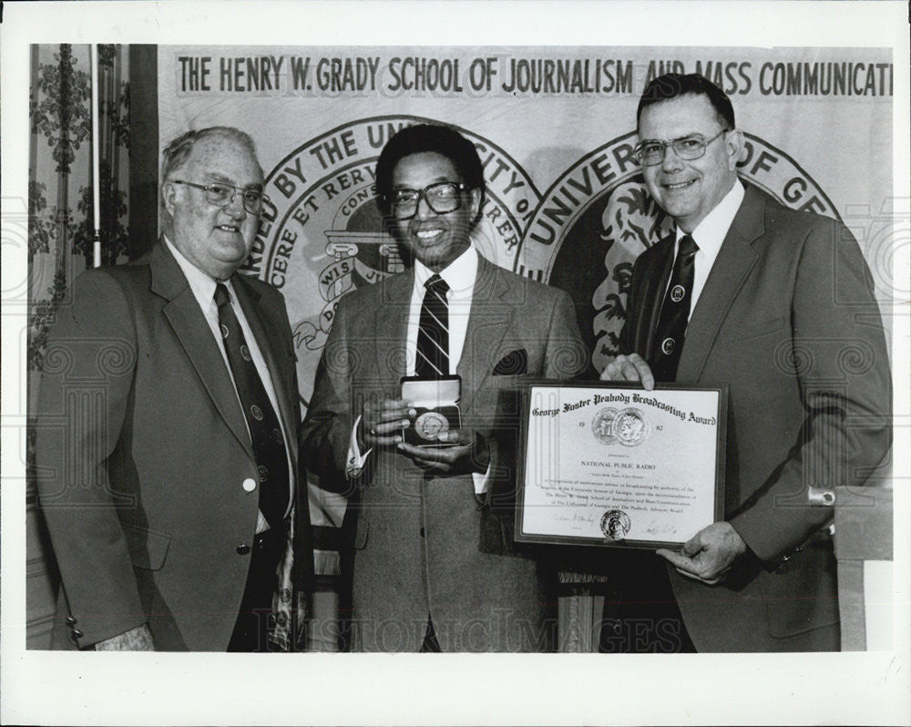 1983 Press Photo Dr Billy Taylor Accepts 1982 Peabody Award-Dr Fred Davidson - Historic Images