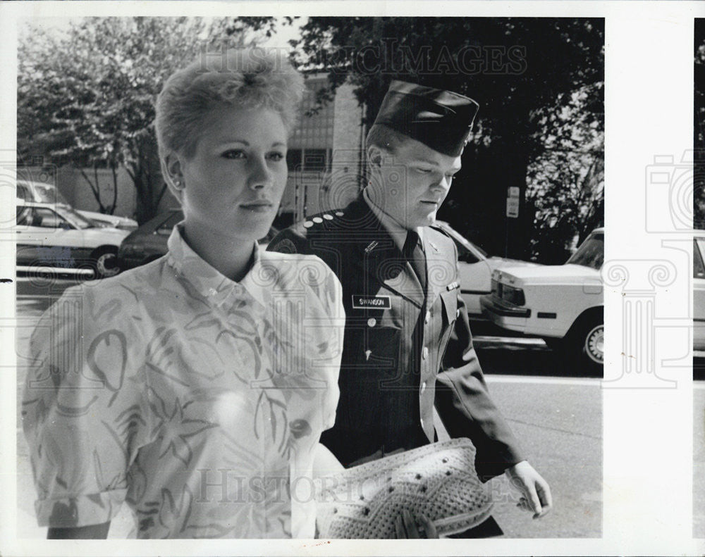 1988 Press Photo Scott Swanson/Wife Carolyn Return ROTC Hearing -Fort Sheridan - Historic Images