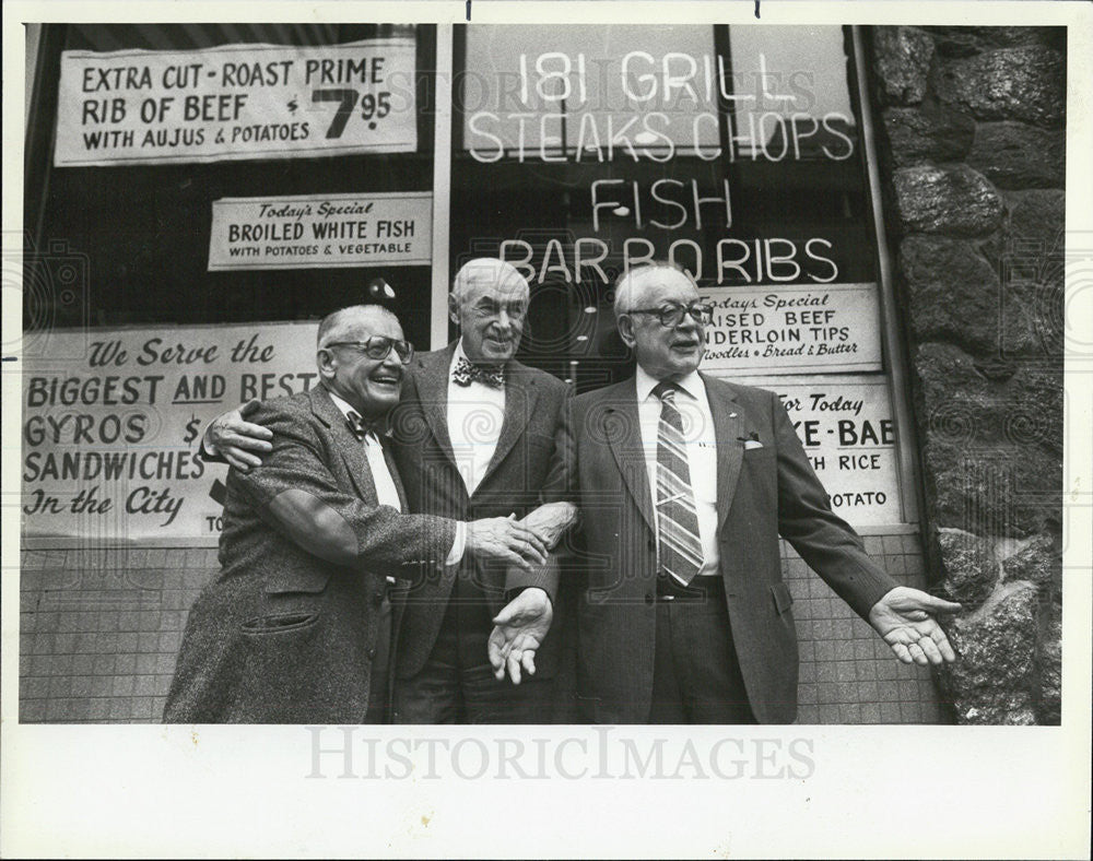 1986 Press Photo James A.Geroulie Judge Dan Costian outside of Restaurant - Historic Images