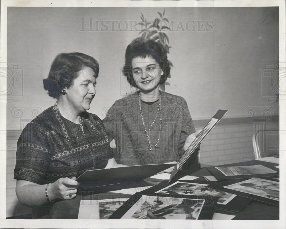 1962 Press Photo Claire O&#39;Neil cheif Nurse and Mary Anna Krol Conrad Hilton Hote - Historic Images