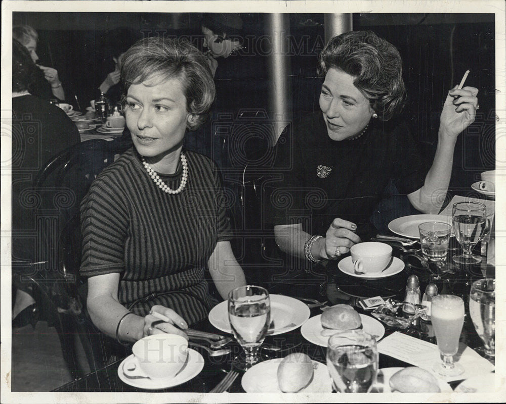 1964 Press Photo Volunteers Mrs. Joseph O&#39;Neil and Mrs. Robert Elson - Historic Images