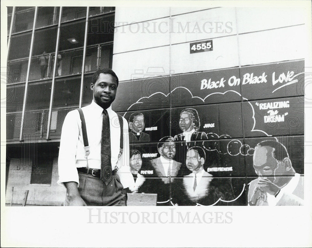 1987 Press Photo Ron Tate Cha Housing Project - Historic Images