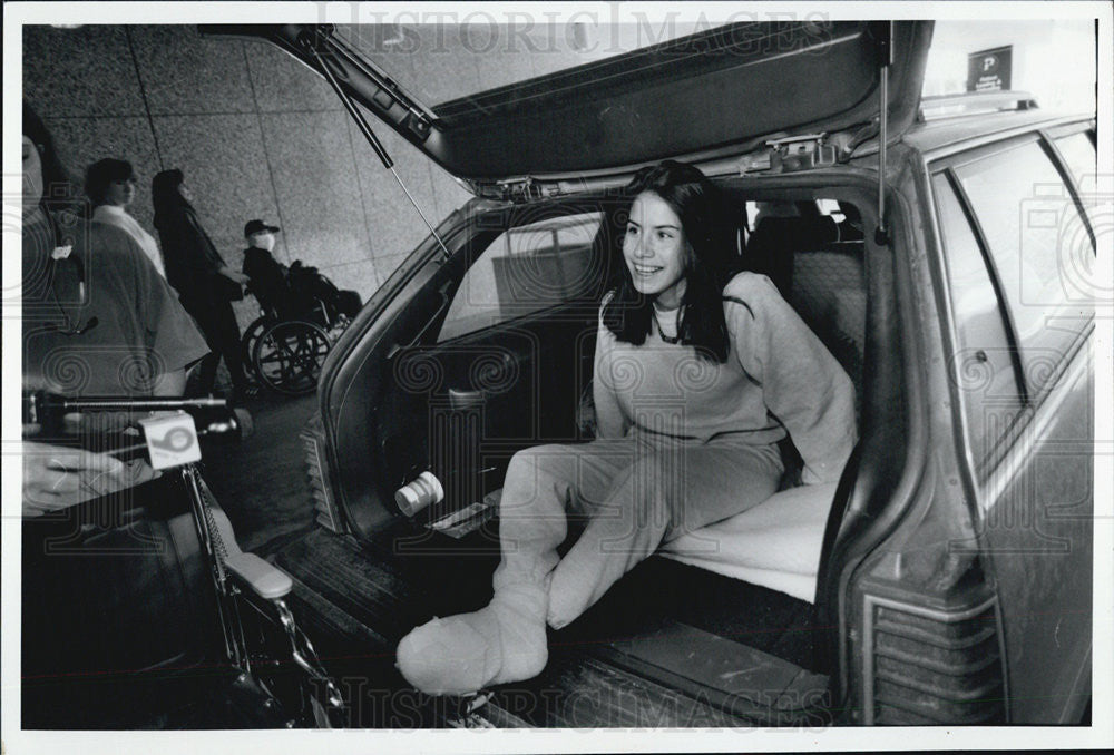 1993 Press Photo Danielle Swank feet frostbitten during storm - Historic Images