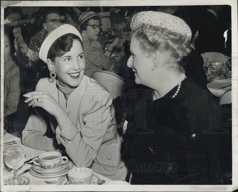 1950 Press Photo Socialites Mrs Richard Oliphant And Mrs Nevine Kirk At Luncheon - Historic Images