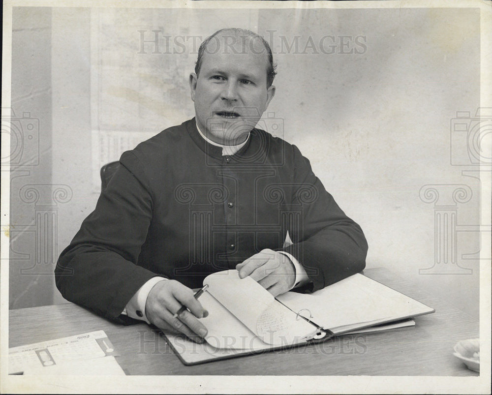 1954 Press Photo Fr Harold T O&#39;Hara Pastor Of Our Lady of The Wayside Parish - Historic Images