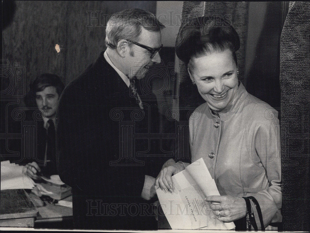 1972 Press Photo Richard Ogilvie Voting Booth Northfield - Historic Images