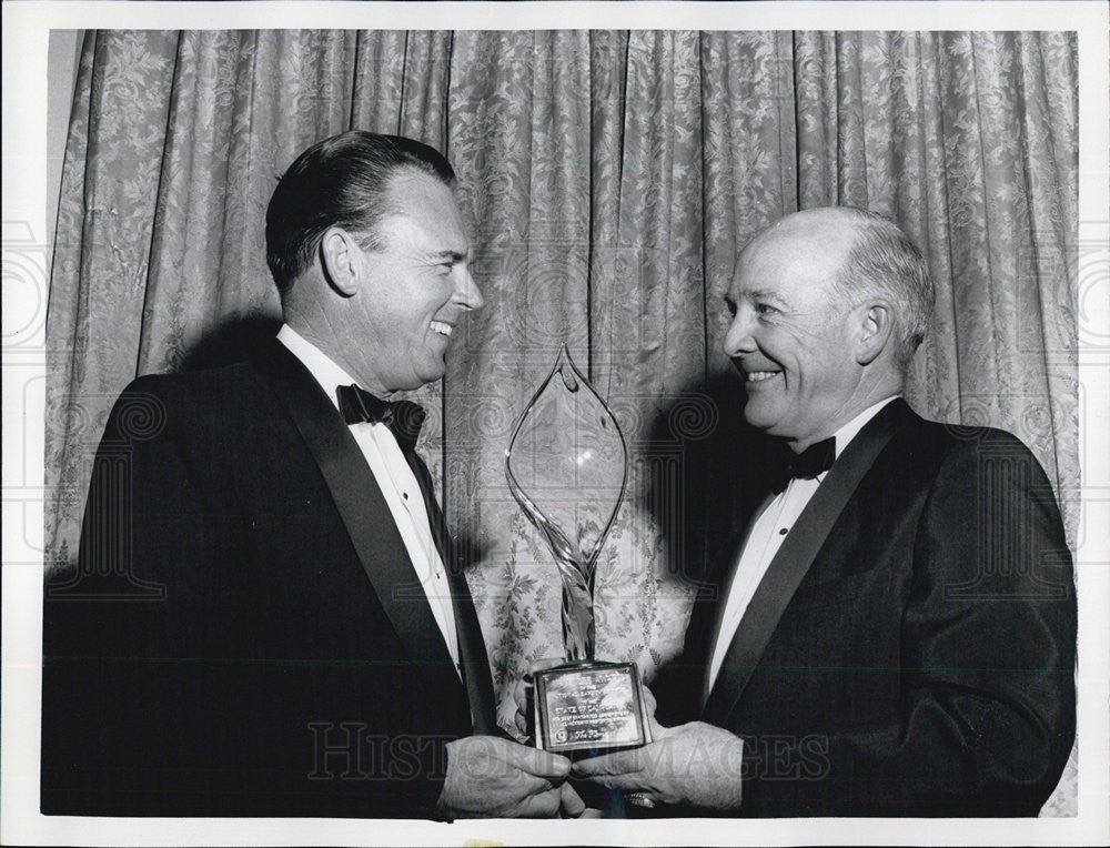 1963 Press Photo Howard Pyle Nat&#39;l Safety Council Gives AE Stevens Flame Award - Historic Images