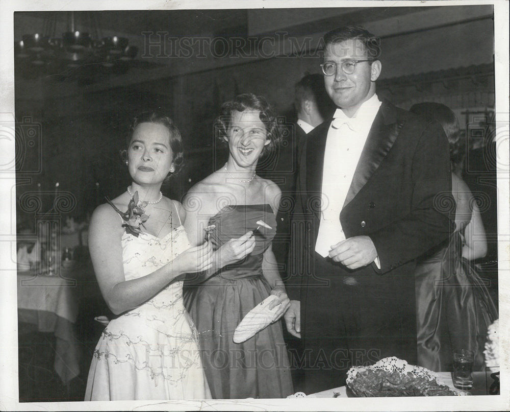 1957 Press Photo Louise Clarke, Elizabeth Thorne &amp; boyfriend Albert Edward Pyott - Historic Images