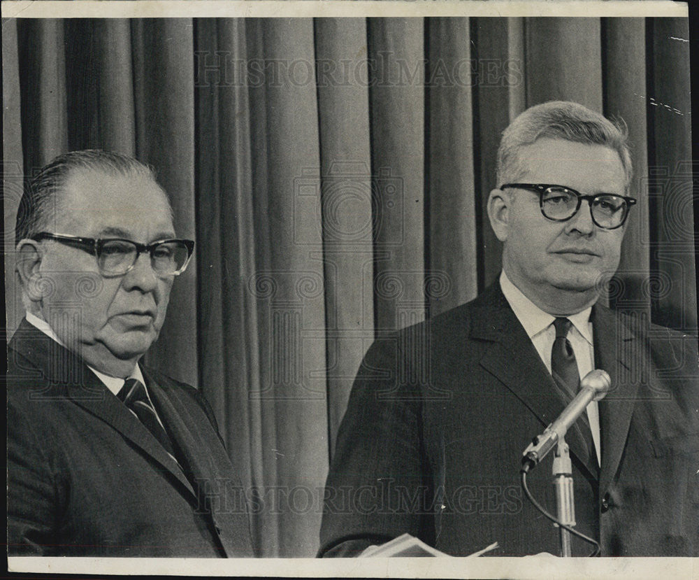 1968 Press Photo Standard Oil Chairman John Swearingen with Mayor Richard Daley - Historic Images