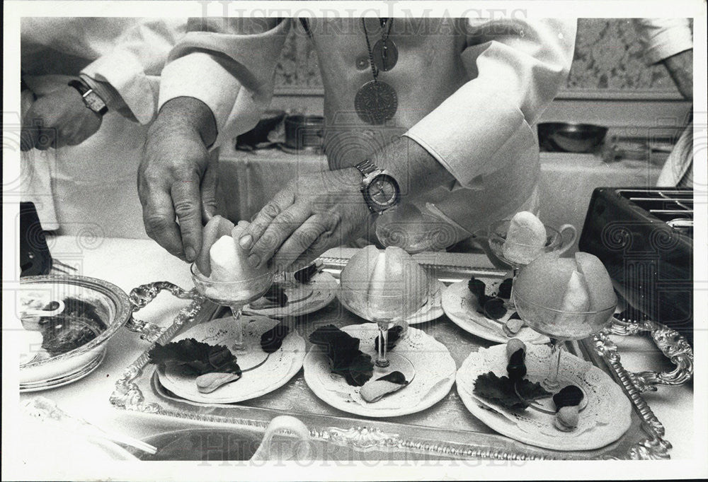 1980 Press Photo Chef Lutz Olkiewicz Makes &quot;Pear a la Drake&quot; For Drake Hotel - Historic Images