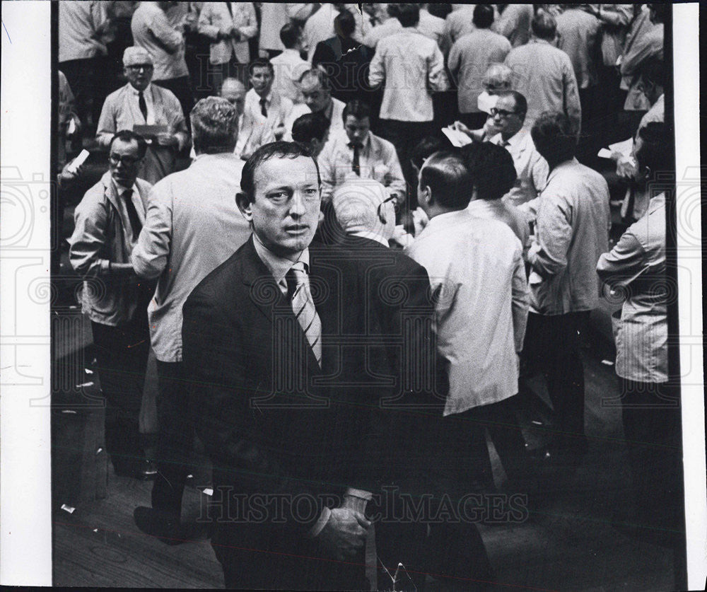 1970 Press Photo William Mallers Watches Stocks Before Trade Closes - Historic Images