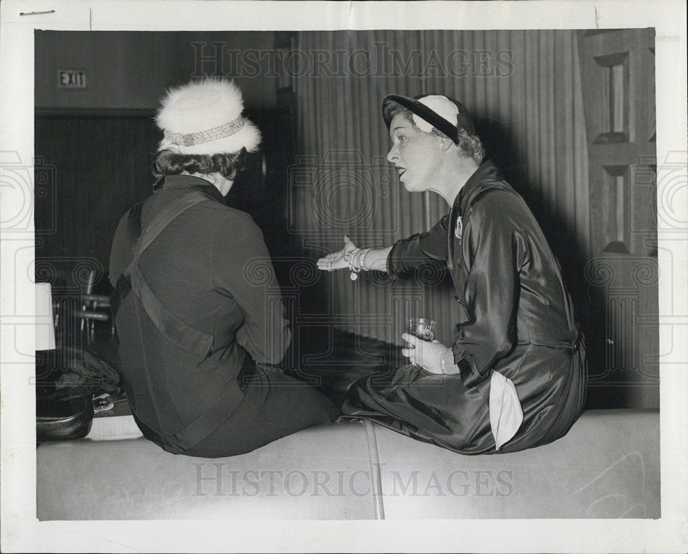 1952 Press Photo Mrs. John Mallers and Mrs. Donald Bowey Chat At Luncheon - Historic Images