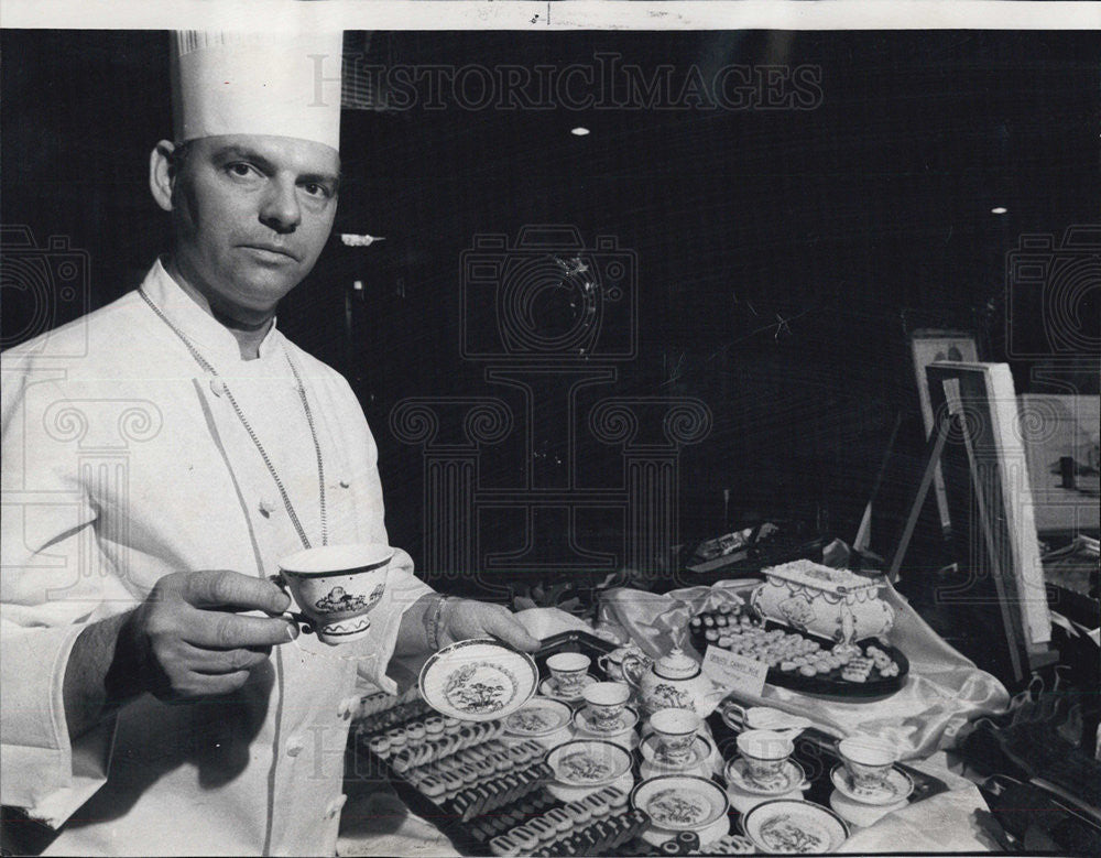 1972 Press Photo Drake Hotel Pastry chef Lutz Olkiewicz&#39;s edible tea set - Historic Images