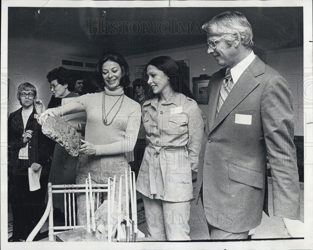 1973 Press Photo Mrs. Chuck Olson Shows Artwork to Arlene Reid - Historic Images