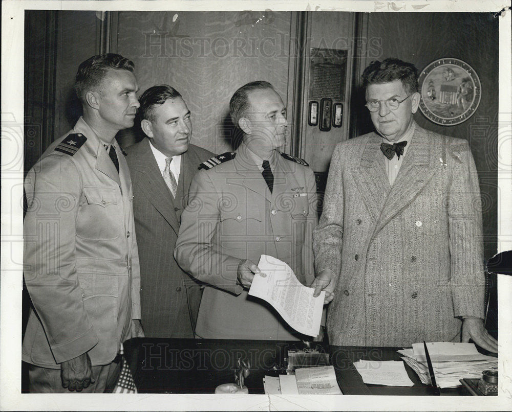 1942 Press Photo Lt. J. Ferebee, Warren Woodt, Lt. Com. Carl Olson &amp; Mayor Kelly - Historic Images